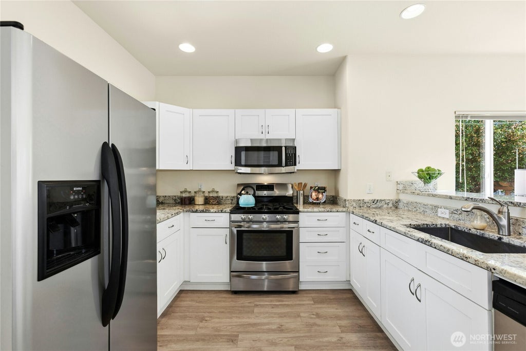 Photo of 25211 SE 43rd Way, Sammamish, WA 98029 (MLS # 2565754)