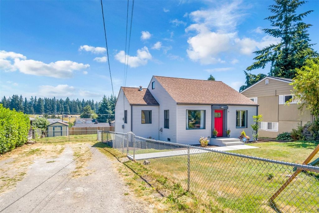 Photo of 6027 Dexter Avenue, Everett, WA 98203 (MLS # 1975663)