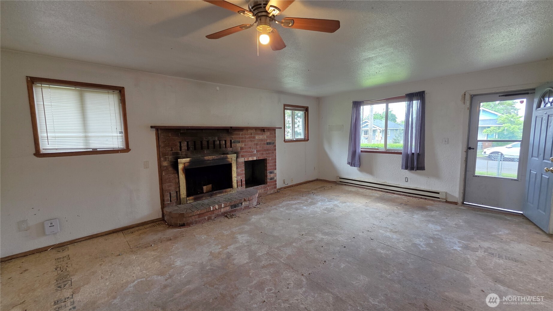 836 E 47TH