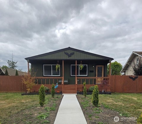 Photo of 557 SW Pacific Avenue, Chehalis, WA 98532 (MLS # 2576922)