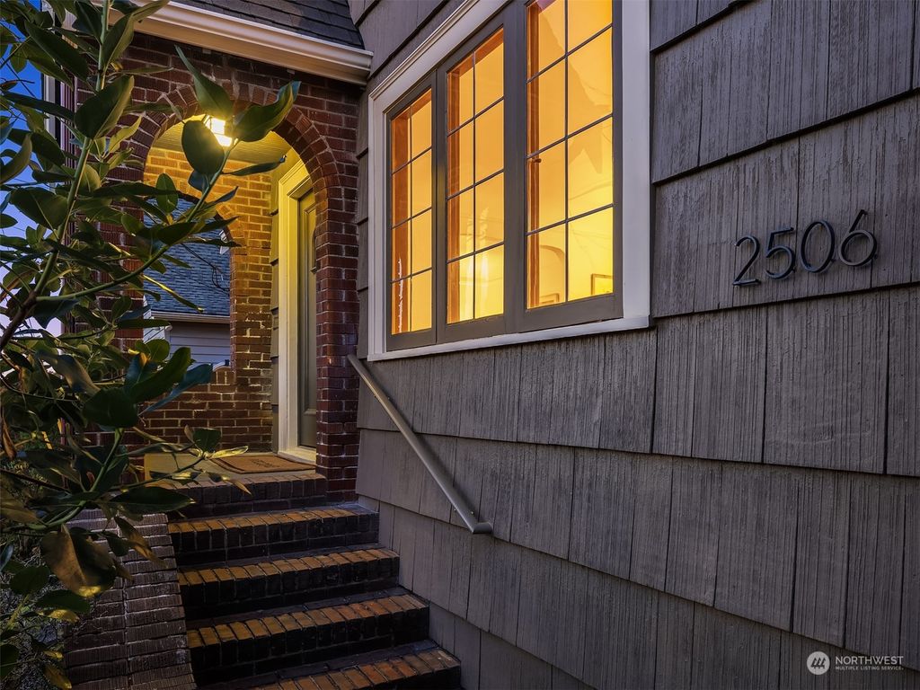 Photo of 2506 Nob Hill Avenue N, Seattle, WA 98109 (MLS # 2002657)
