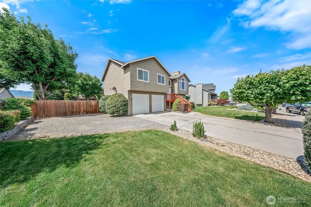 Photo of 2427 Bellanca Ct Ct, East Wenatchee, WA 98802 (MLS # 2519047)