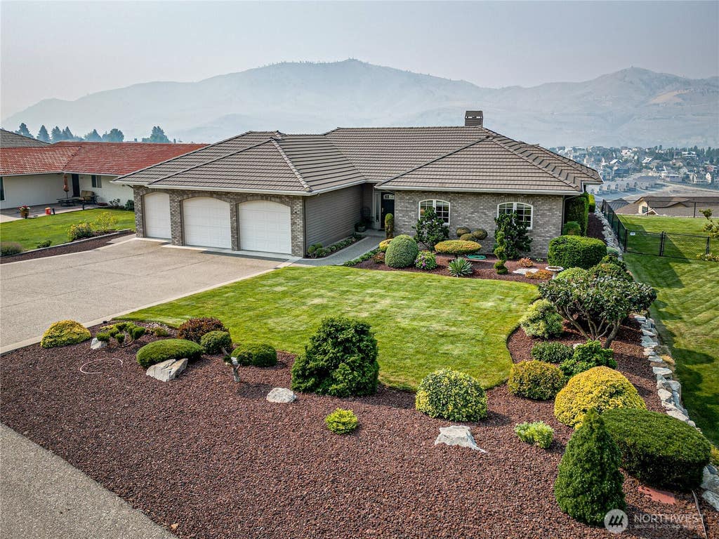 Photo of 132 Bogey Boulevard, Chelan, WA 98816 (MLS # 2558841)