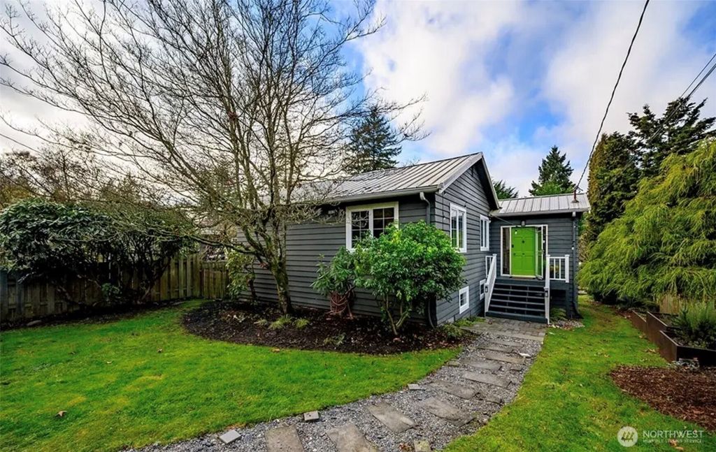 Photo of 11523 40th Avenue NE, Seattle, WA 98125 (MLS # 2461308)