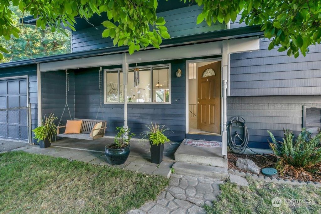 Photo of 2703 SW 105th Street, Seattle, WA 98146 (MLS # 2139117)