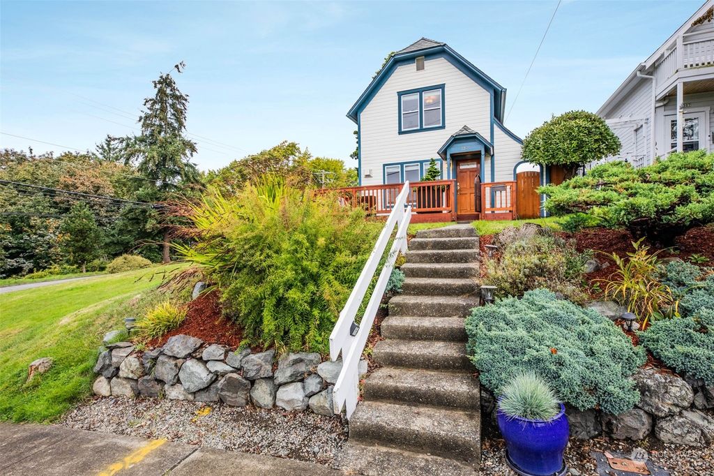 Photo of 3305 Federal Avenue, Everett, WA 98201 (MLS # 2326690)