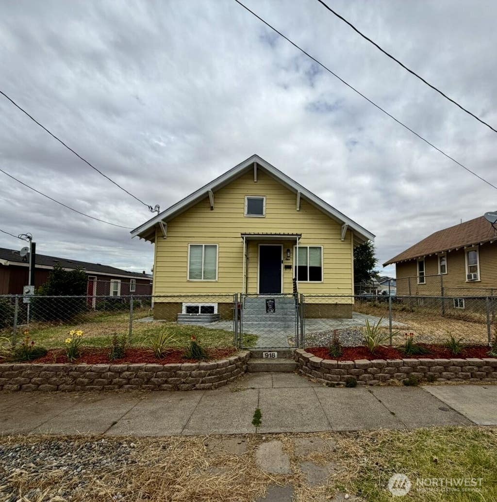 Photo of 918 W Chestnut Street, Walla Walla, WA 99362 (MLS # 2544051)