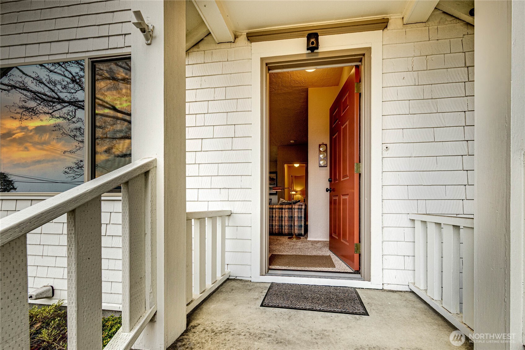 338 E Lopez Avenue NE