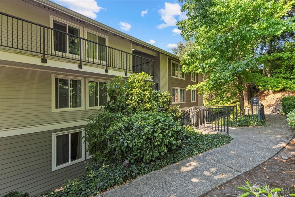 Photo of 3260 80th Avenue SE #1, Mercer Island, WA 98040 (MLS # 2429715)
