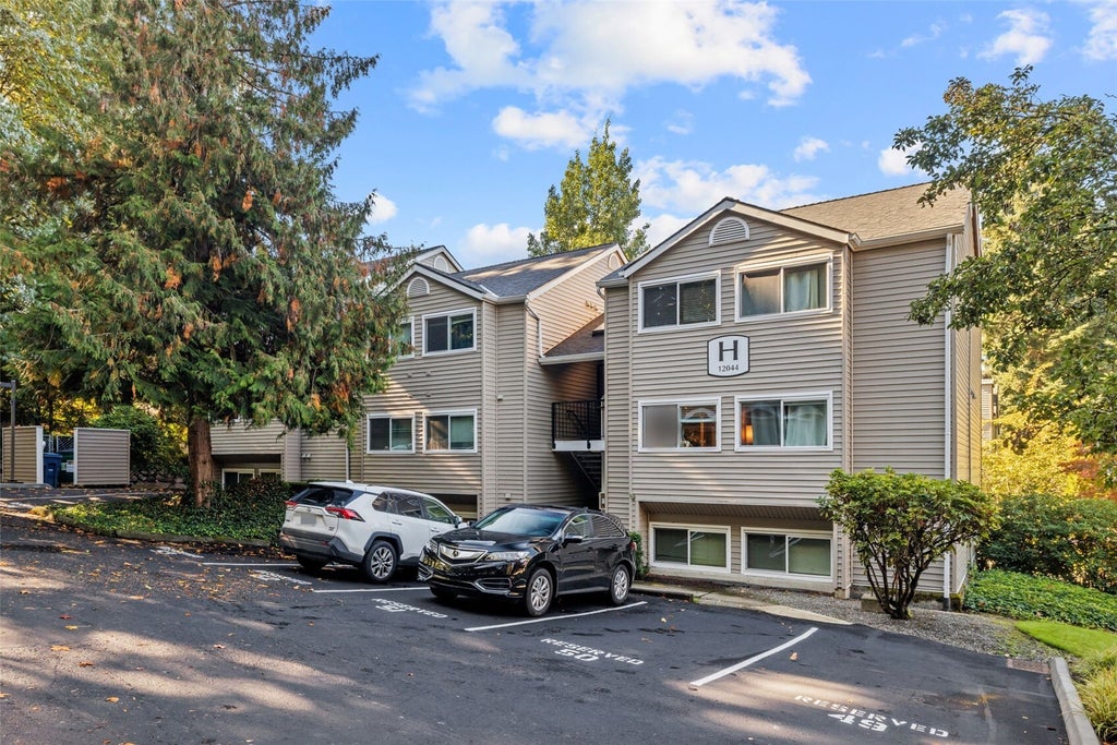 Photo of 12044 100th Avenue NE #H102, Kirkland, WA 98034 (MLS # 2594810)