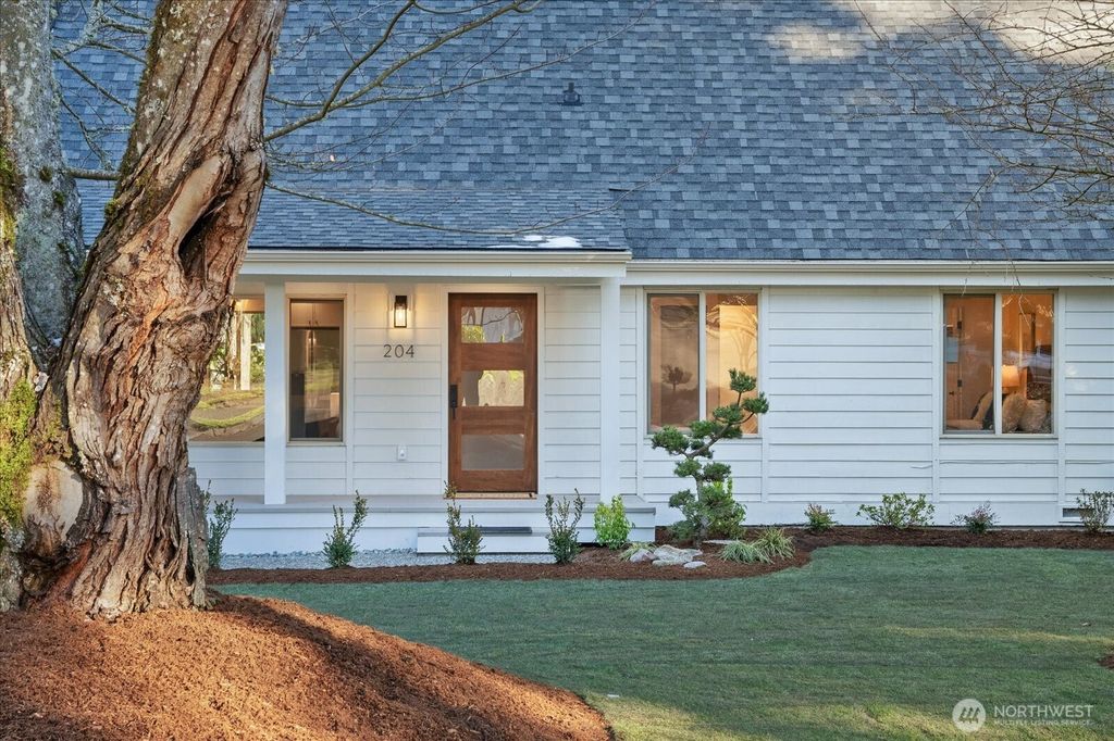 Photo of 204 Bremerton Avenue SE, Renton, WA 98059 (MLS # 2332186)