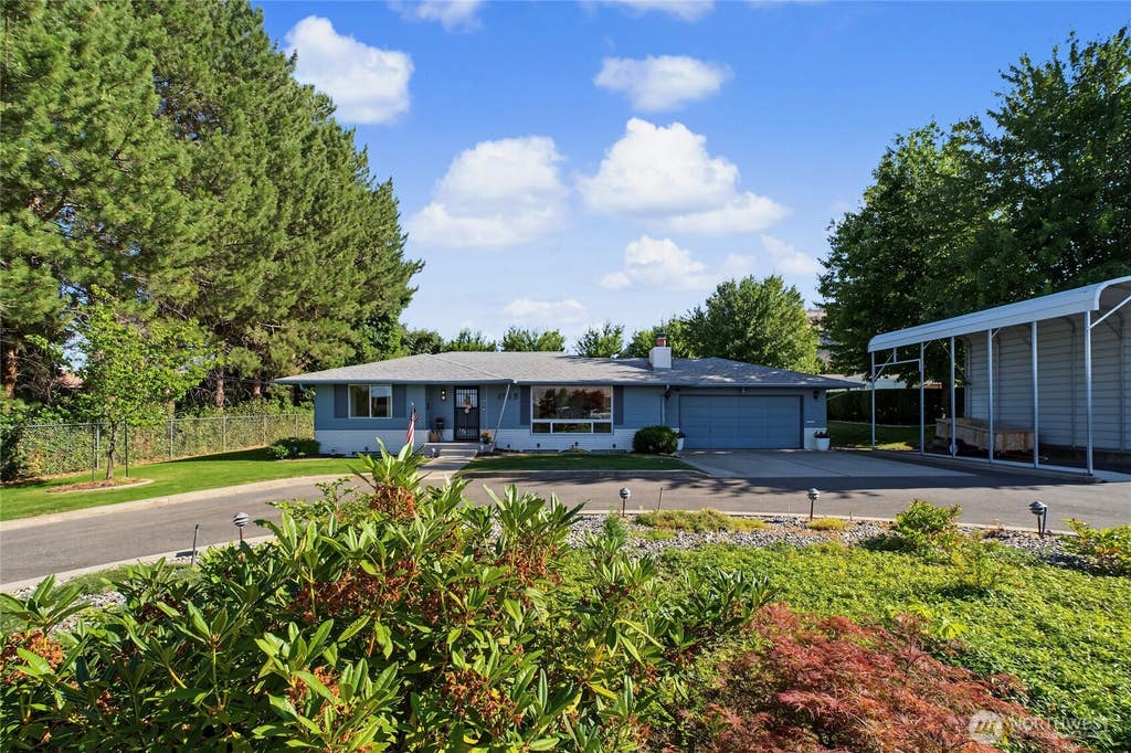Photo of 1313 Castlerock Avenue, Wenatchee, WA 98801 (MLS # 2550848)