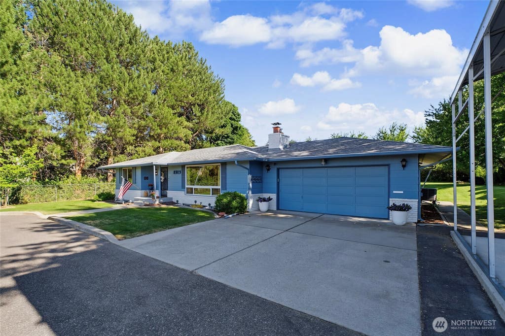 Photo of 1313 Castlerock Avenue, Wenatchee, WA 98801 (MLS # 2550848)