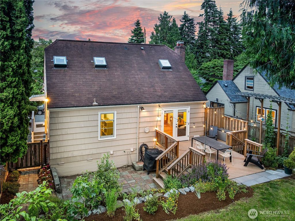 Photo of 5725 39th Avenue NE, Seattle, WA 98105 (MLS # 2388297)