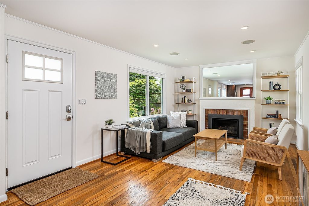 Photo of 5725 39th Avenue NE, Seattle, WA 98105 (MLS # 2388297)