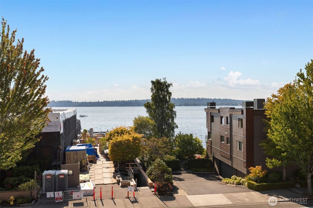 Photo of 832 Lake Street S, Kirkland, WA 98033 (MLS # 2513027)