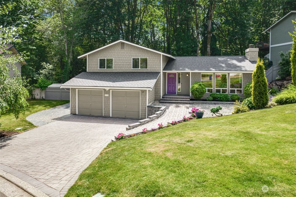 Photo of 9735 NE 138th Place, Kirkland, WA 98034 (MLS # 2136675)