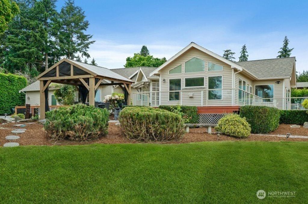 Photo of 8328 NE 117th Street, Kirkland, WA 98034 (MLS # 2412761)