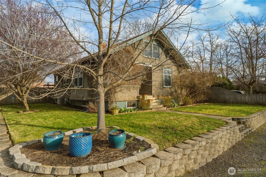 Photo of 1203 S 3rd Avenue, Walla Walla, WA 99362 (MLS # 2491214)