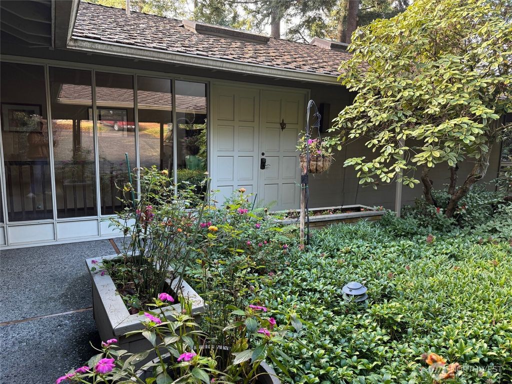 Photo of 8407 SE 82nd Street, Mercer Island, WA 98040 (MLS # 2457074)