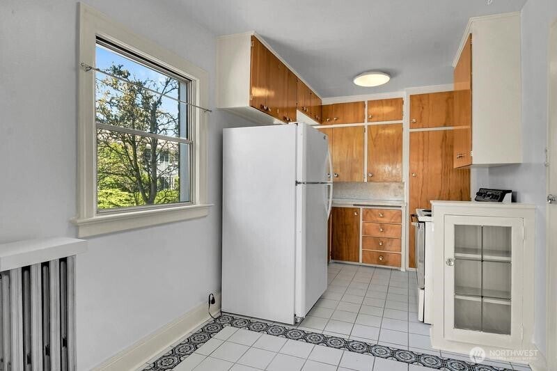 756 Broadway Avenue E 202