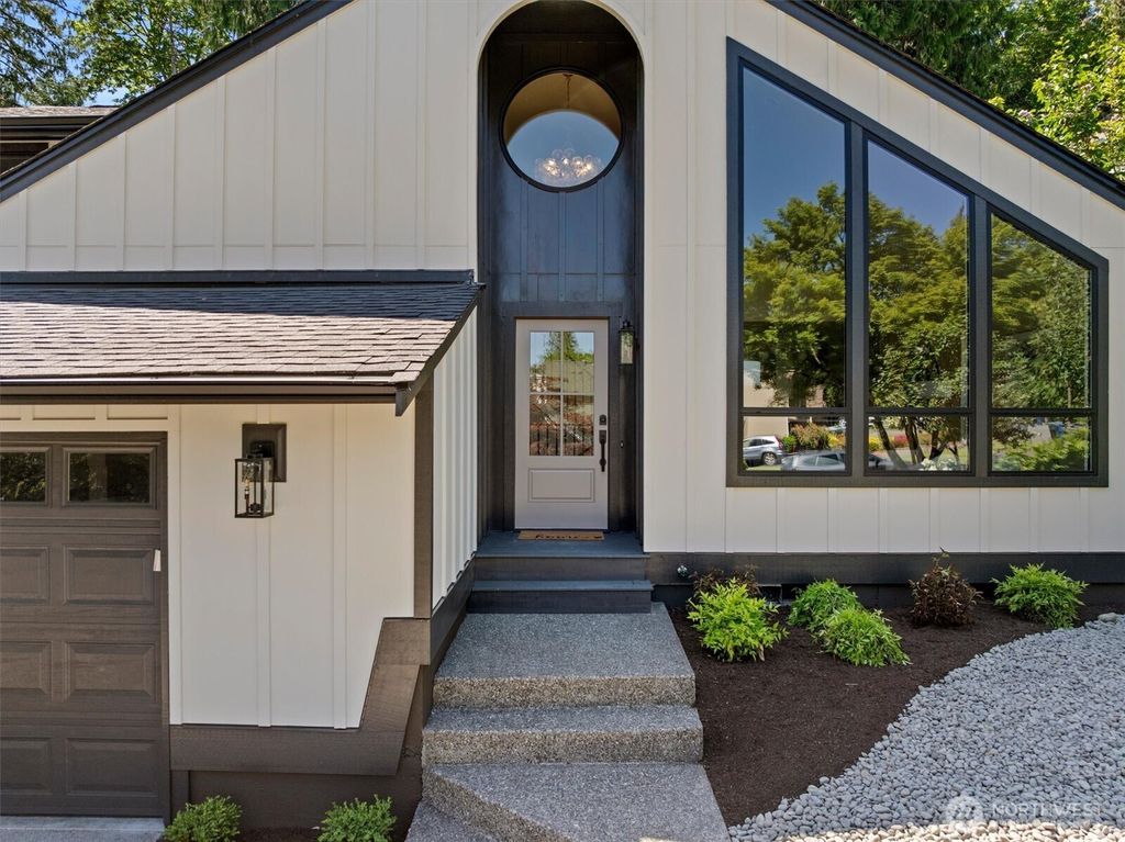 Photo of 2425 NW Oakcrest Drive, Issaquah, WA 98027 (MLS # 2522620)