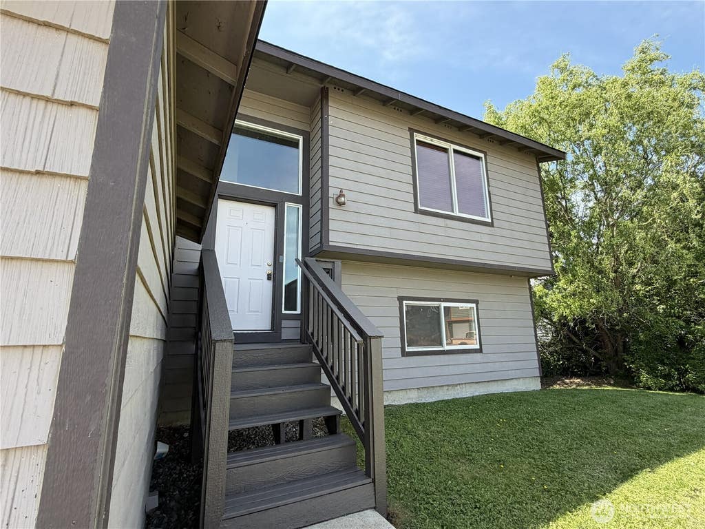 Photo of 1906 W Peakview Drive, Ellensburg, WA 98926 (MLS # 2531044)