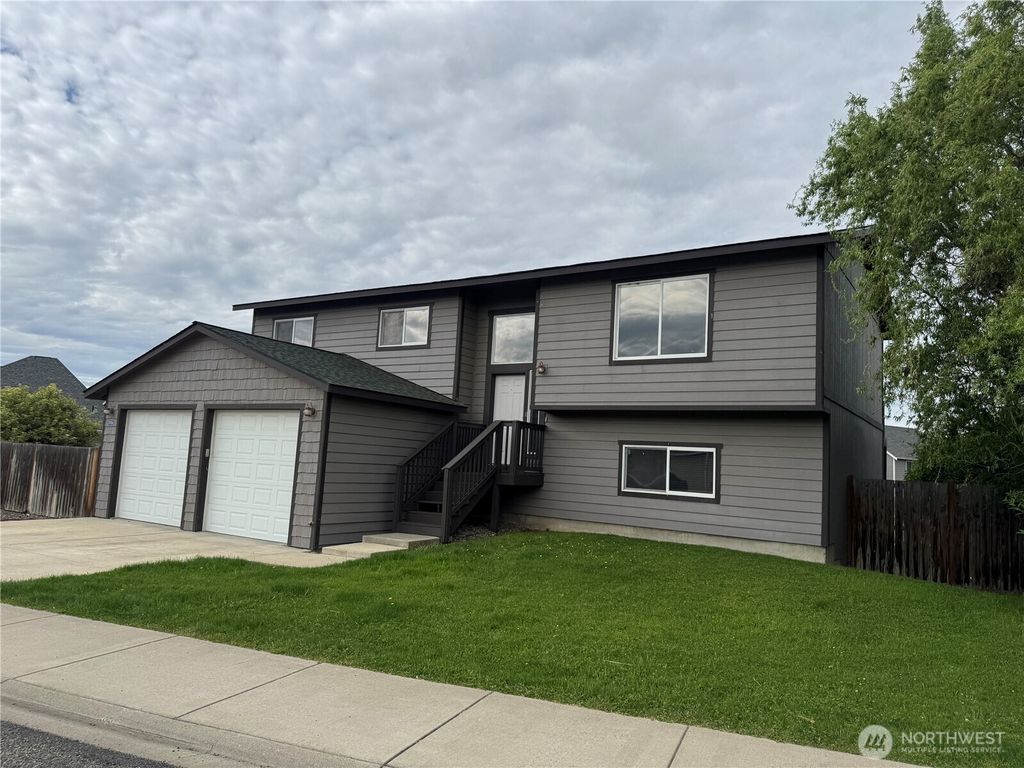 Photo of 1906 W Peakview Drive, Ellensburg, WA 98926 (MLS # 2531044)