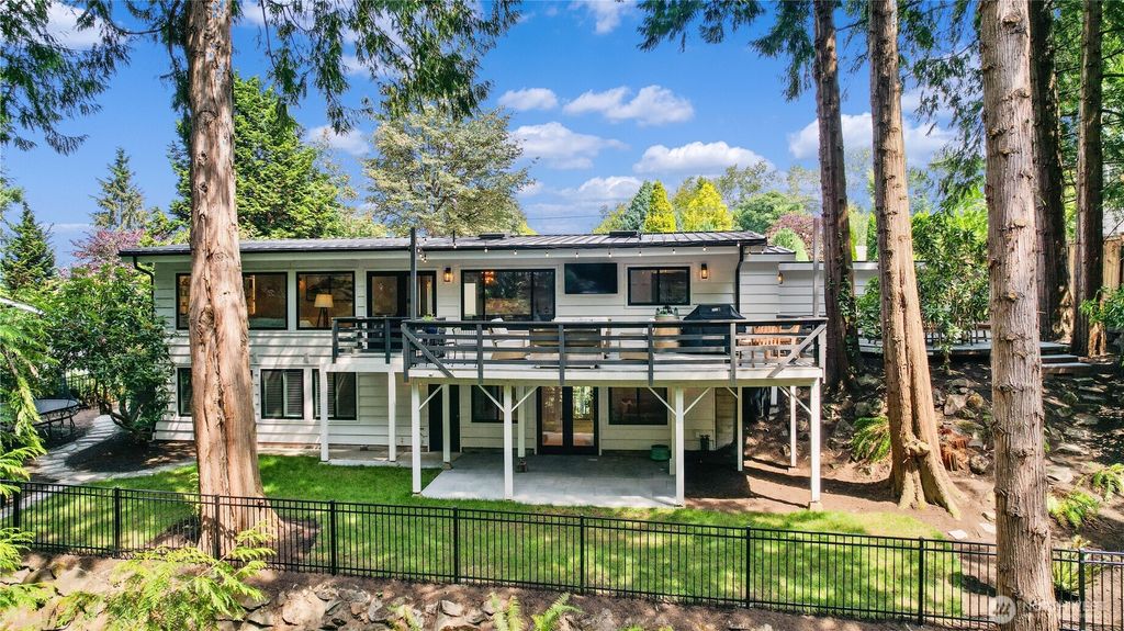 Photo of 3227 103rd Place NE, Bellevue, WA 98004 (MLS # 2487995)