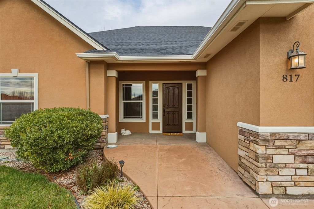 Photo of 817 NE Bunky Lane, College Place, WA 99324 (MLS # 2466471)