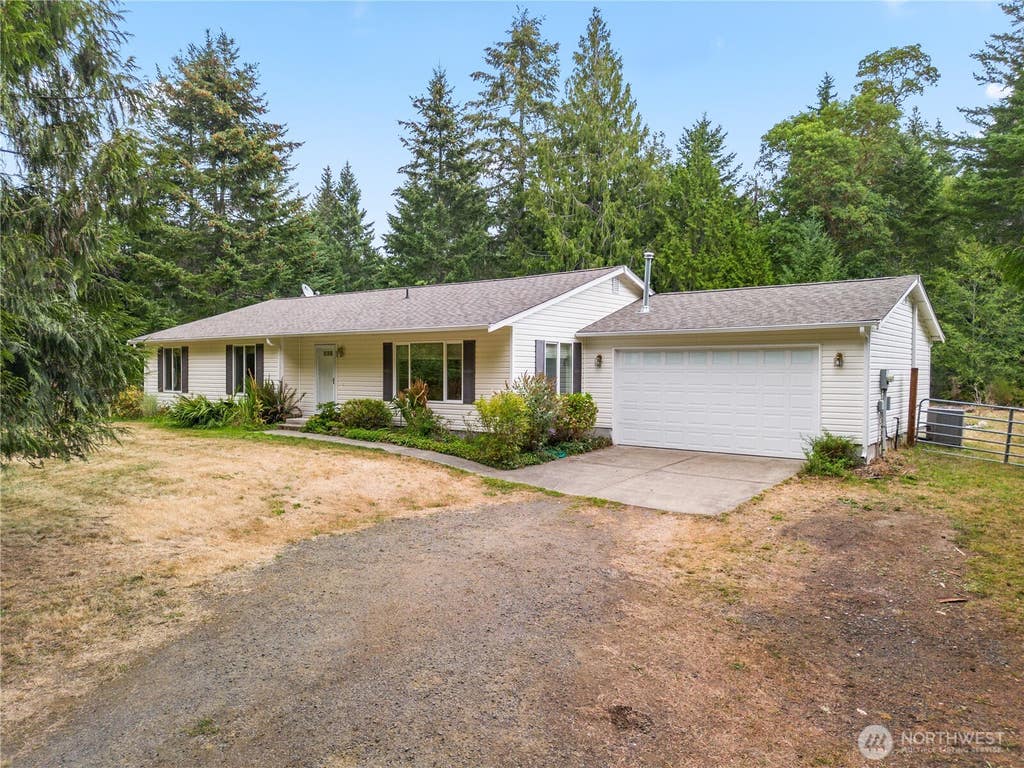Photo of 1011 E Sunset Hill Road, Shelton, WA 98584 (MLS # 2573126)