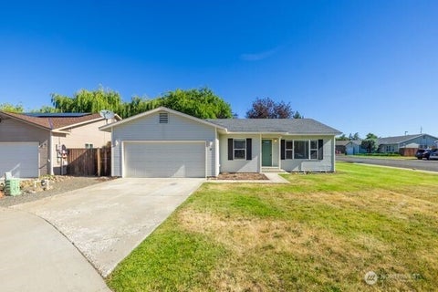 Photo of 111 E Queen Place, Ellensburg, WA 98926 (MLS # 2540310)
