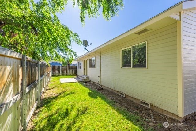 111 E Queen Place