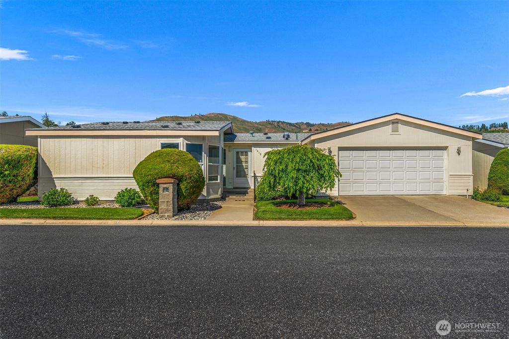 Photo of 1212 Woods Street, Wenatchee, WA 98801 (MLS # 2528116)