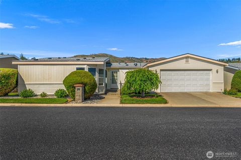 Photo of 1212 Woods Street, Wenatchee, WA 98801 (MLS # 2528116)