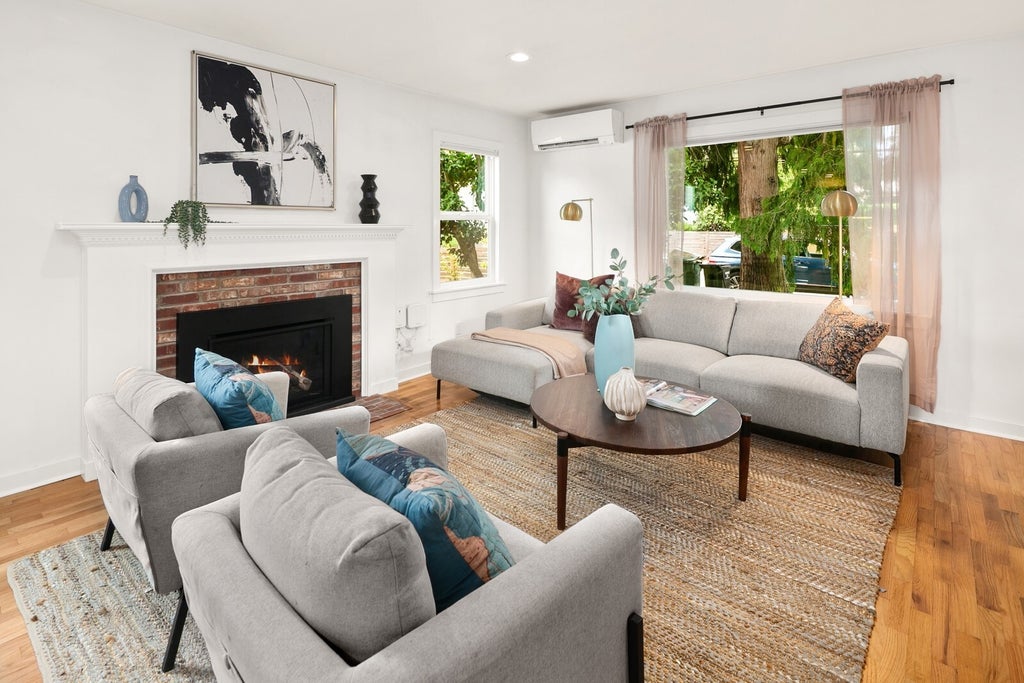 Photo of 9219 5th Avenue NE, Seattle, WA 98115 (MLS # 2595326)