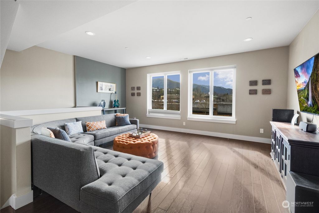 Photo of 974 NE High Street, Issaquah, WA 98029 (MLS # 2040709)