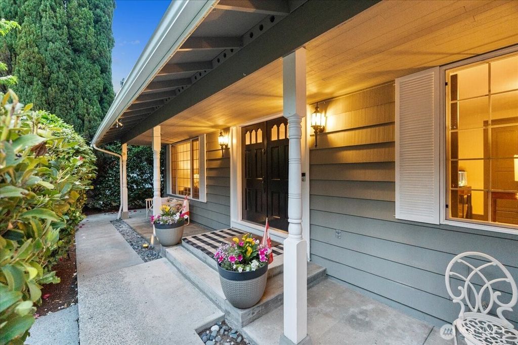 Photo of 14072 117th Avenue NE, Kirkland, WA 98034 (MLS # 2522120)