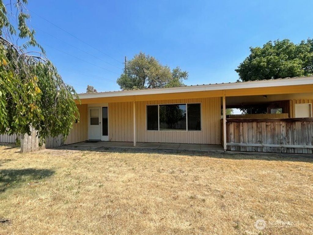 Photo of 511 Castle Dr Street, Moses Lake, WA 98837 (MLS # 2547281)