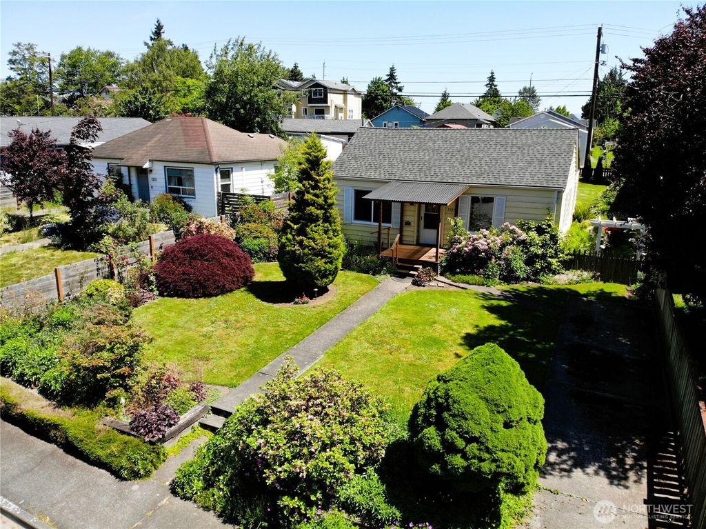 Photo of 1327 Maple Street, Everett, WA 98201 (MLS # 2529151)