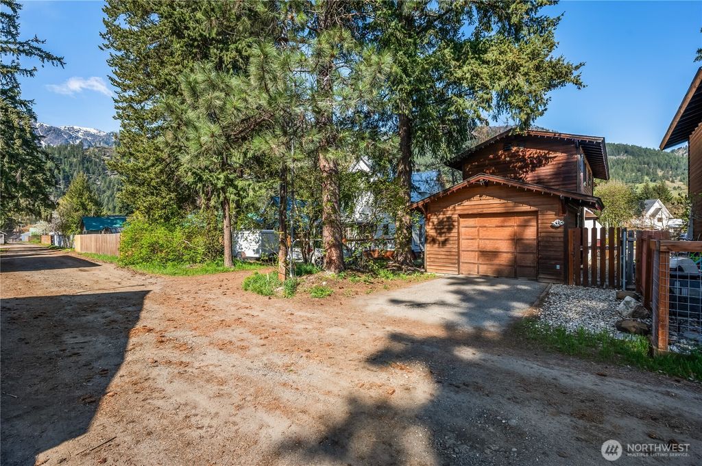 Photo of 221 Evans Street, Leavenworth, WA 98826 (MLS # 2511178)