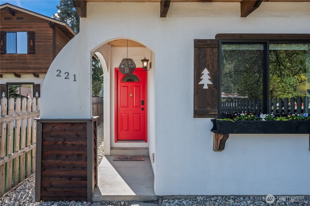 Photo of 221 Evans Street, Leavenworth, WA 98826 (MLS # 2511178)