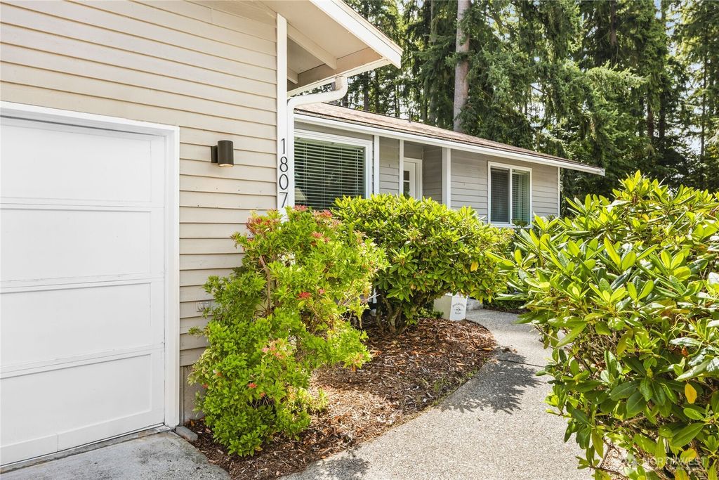Photo of 1807 SW 352nd Place, Federal Way, WA 98023 (MLS # 2423566)