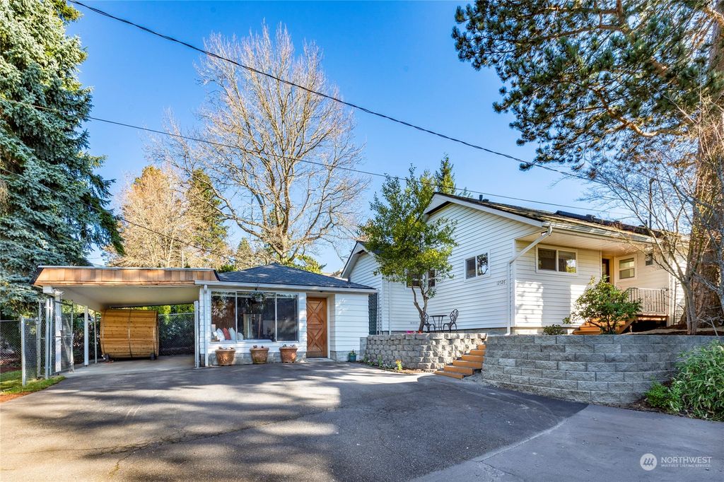 Photo of 12526 39th Avenue NE, Seattle, WA 98125 (MLS # 2213575)