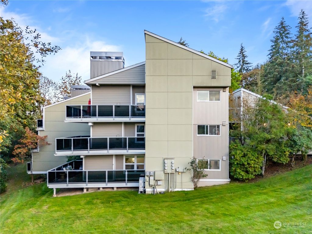 Photo of 15730 NE 70th Court, Redmond, WA 98052 (MLS # 2297727)