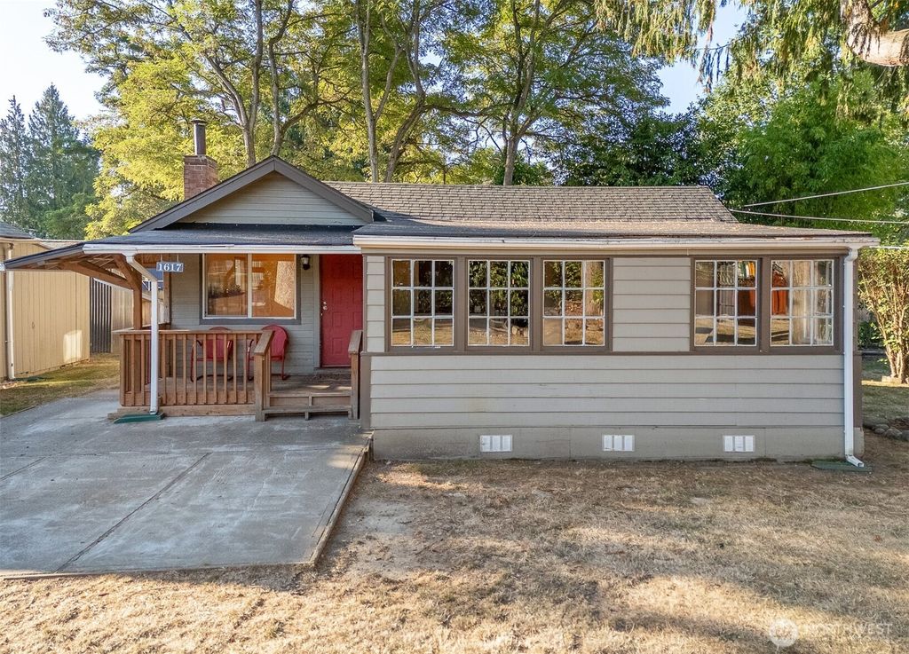 Photo of 1617 SW 149th Street, Burien, WA 98166 (MLS # 2436393)