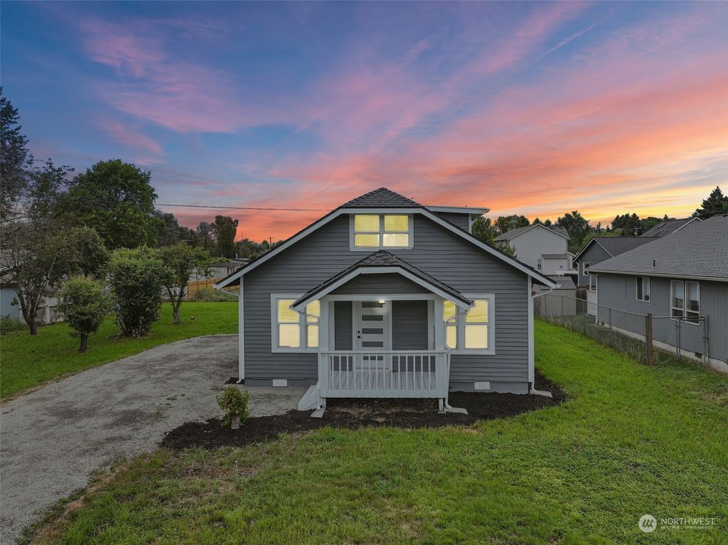Photo of 1036 Algona Boulevard N, Algona, WA 98001 (MLS # 2301116)