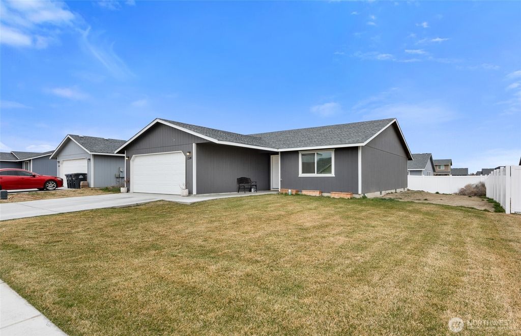 Photo of 1314 W Polo Ridge Drive, Moses Lake, WA 98837 (MLS # 2491710)
