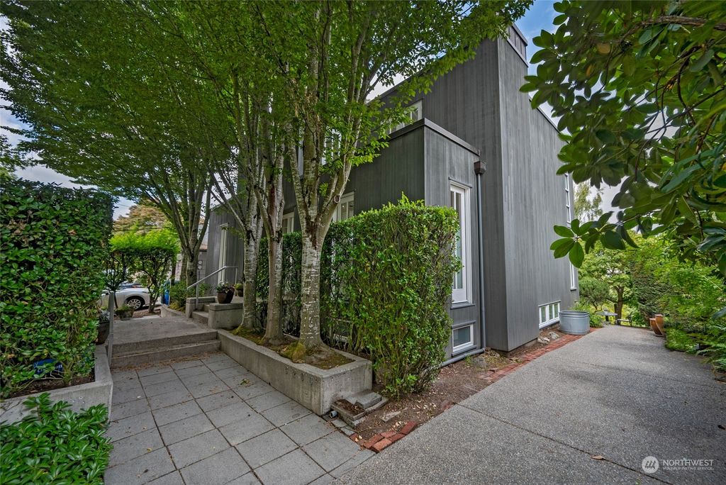 Photo of 3206 Fuhrman Avenue E, Seattle, WA 98102 (MLS # 2280445)