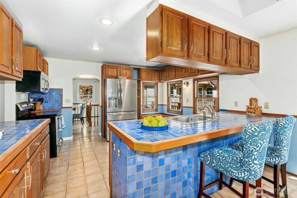 Photo of 18901 61 Avenue NE, Kenmore, WA 98028 (MLS # 2442916)
